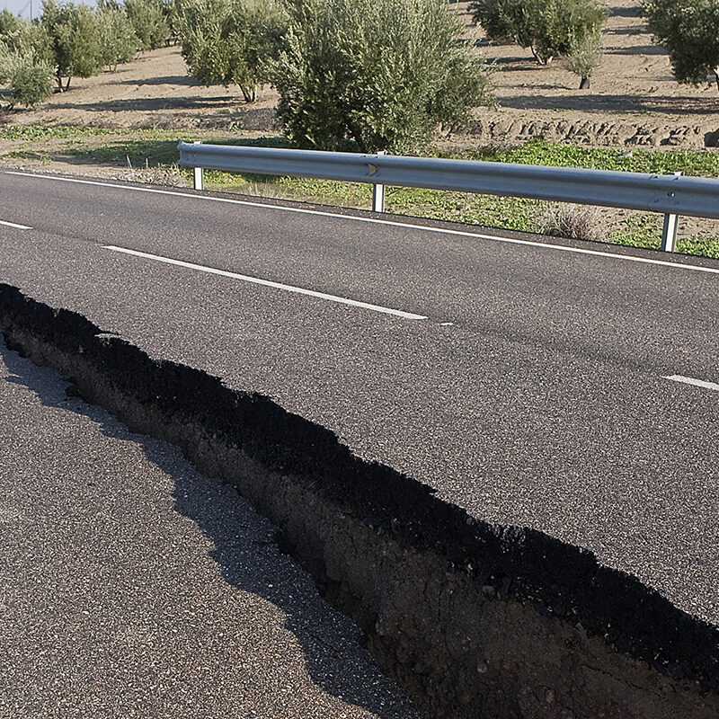 Carretera asfaltada con una grieta causada por deslizamientos de tierra Asphalt road with a crack caused by landslides, Jaen, autonomous community of Andalusia, Spain