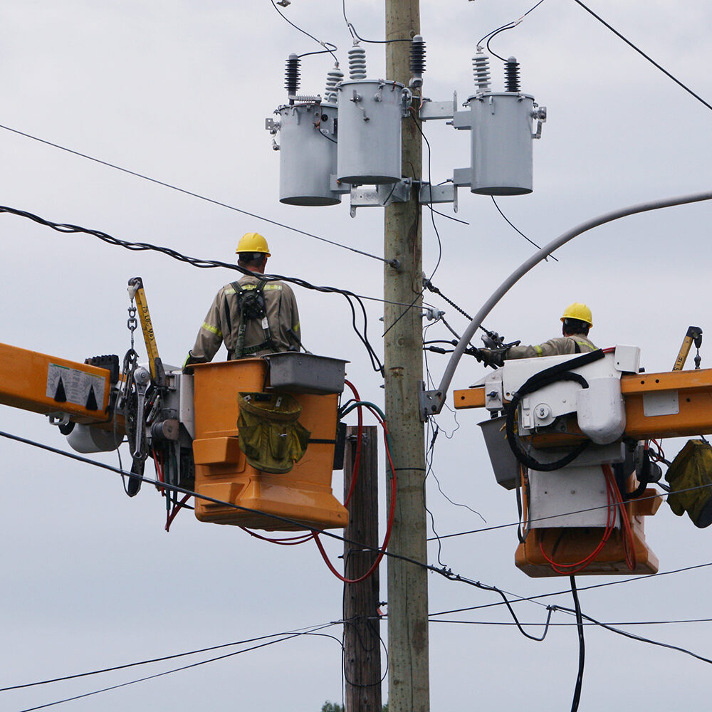 Equipo hidroeléctrico en el trabajo Hydro men working on a new line